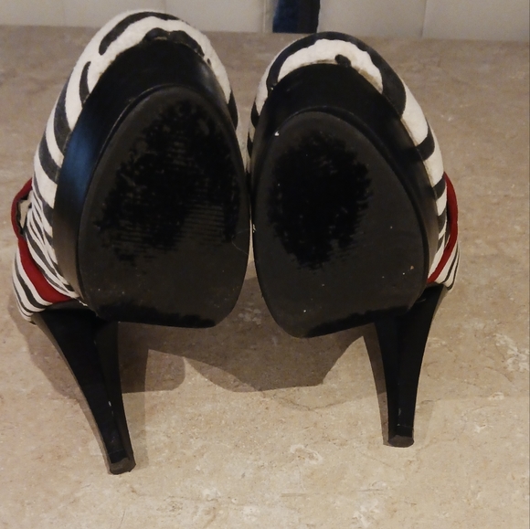 🦓 Cute Zebra Print Mary Jane Heels With Red Buckle 🦓 - Picture 11 of 14